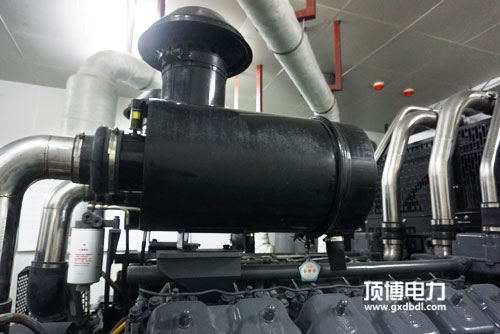 發(fā)電機組的柴油機空氣濾清器圖片